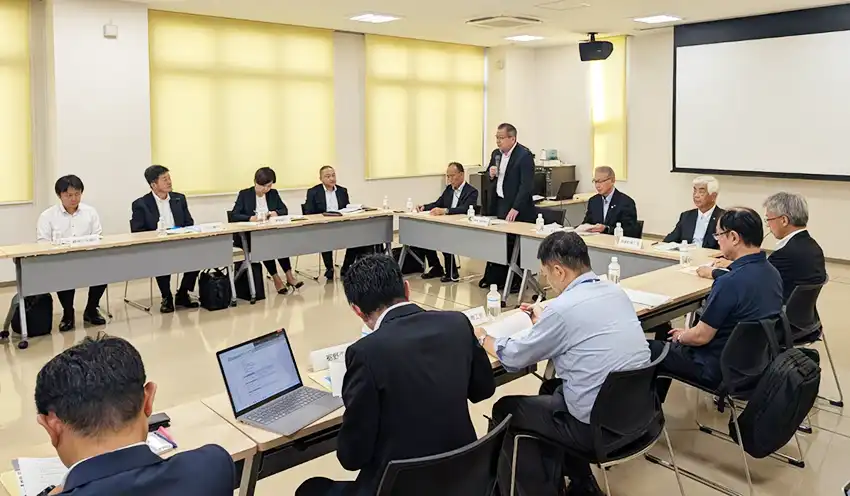 今年度の金融行政方針を説明する小田川所長（９月24日、長泉町防災センター多目的室）