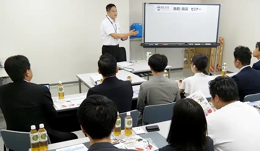 行員が防犯と防災について学んだ（名古屋銀提供）