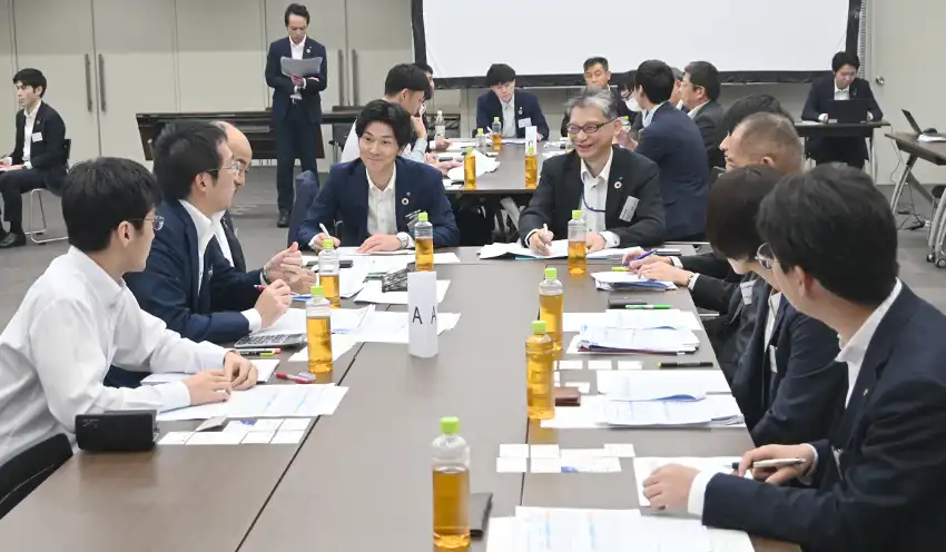 今後の運用方針について意見を交わす参加者（9月25日、仙台市）
