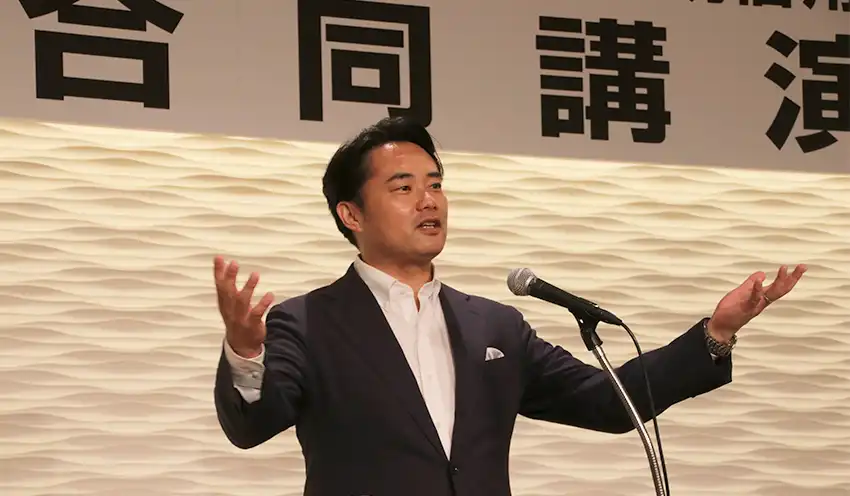 講演する杉村太蔵氏（9月4日、札幌グランドホテル）
