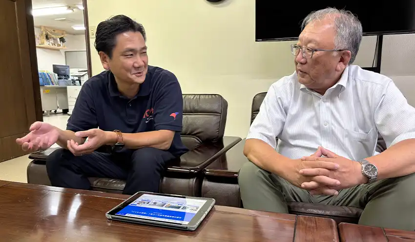 佐藤社長（右）にビジクルを活用して事業提案する阿部支店長（8月22日、相澤工業）