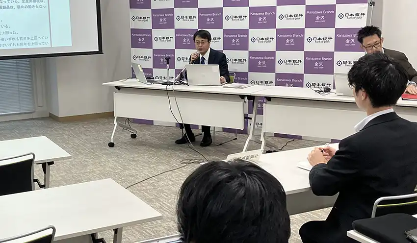 北陸地区の経済概況を説明する大川支店長（奥、9月10日、日銀金沢支店）