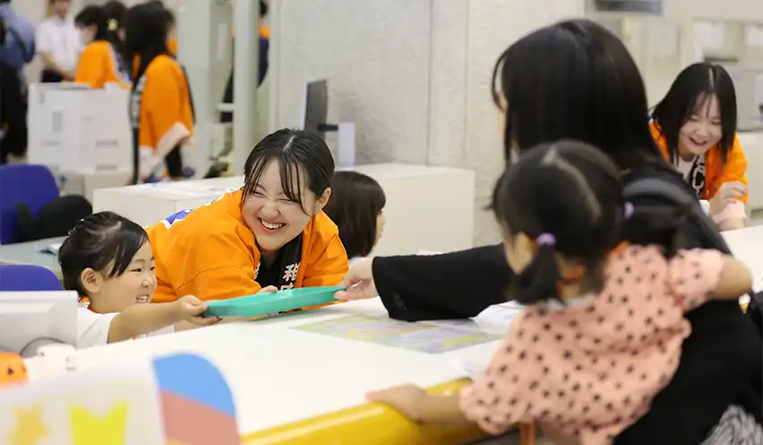 窓口業務を体験する子ども（9月28日、稚内信金本店、稚内信金提供）