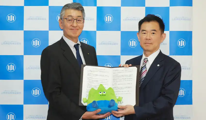 協定を結んだ西澤理事長（左）とTKC東北会の澁谷和・山形支部長（9月30日、山形市内）