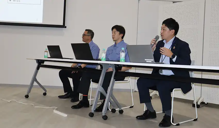 DX経営スペシャルセミナーで事例発表する専担者の長谷川氏（右）と我妻社長（左、8月22日、道の駅やまがた蔵王「樹氷ホール」、山形銀提供）