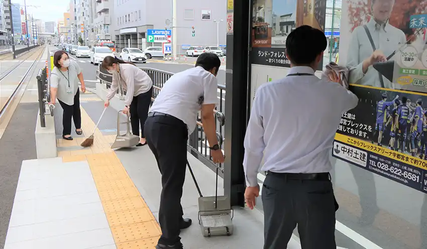 LRT開業以来、毎週水曜日に停留所を清掃する宇都宮東支店の行員（9月3日、栃木銀提供）
