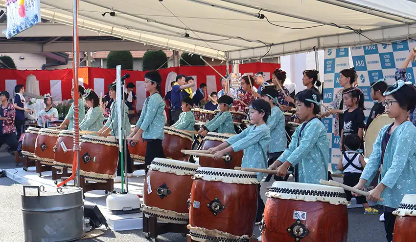 会場を盛り上げる太鼓演奏(8月30日、伊勢崎営業部)