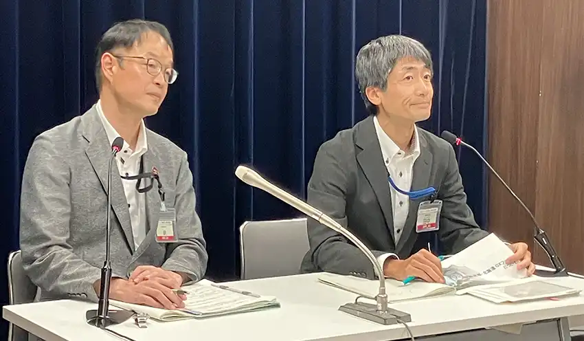 記者会見で説明する札幌市GX推進室の納真悟・国内金融誘致・事業担当部長(左)と田中滋・事業担当課長(9月10日、札幌市役所)
