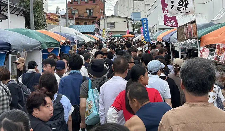 出店者のテントが軒を連ねる会場は多くの来場者で賑わった（9月20日、会津商工信組本店駐車場、会津商工信組提供）