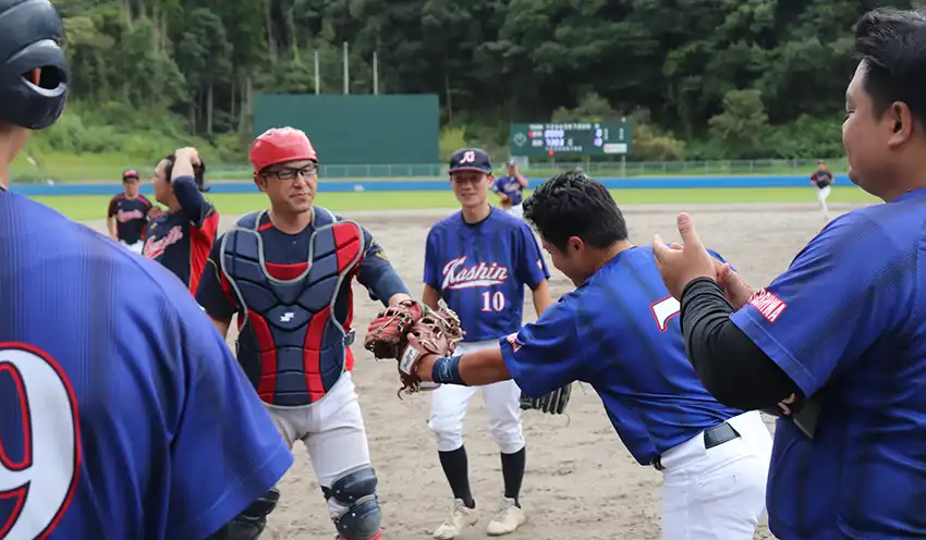合同チームの鹿児島信金と奄美大島信金は選手がプレイをたたえ合った(9月20日、鹿児島相互信用金庫総合グラウンド)