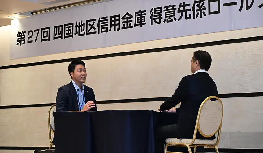 「会長賞」を受賞した愛媛信金の西村氏（9月20日、高松国際ホテル）