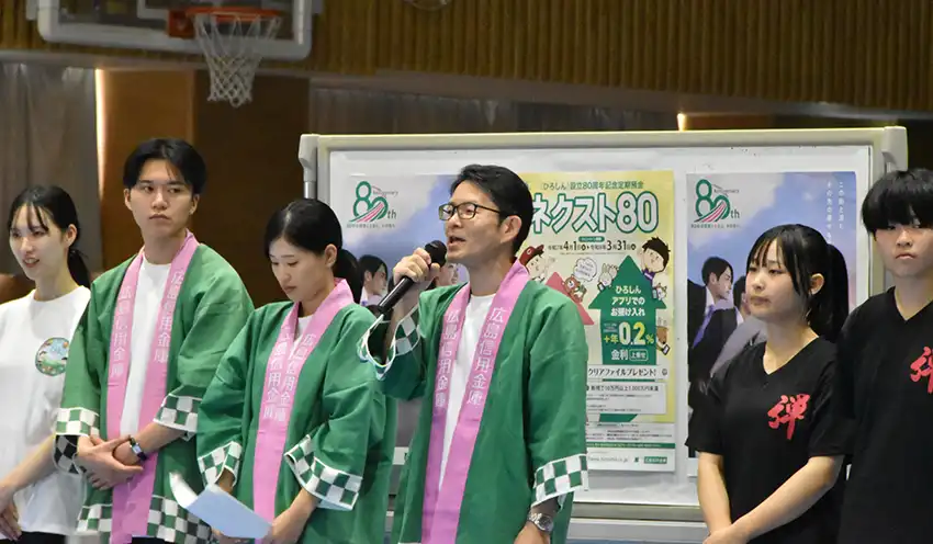 イベント来場者に挨拶する澤村支店長（9月15日、山陽高校体育館）