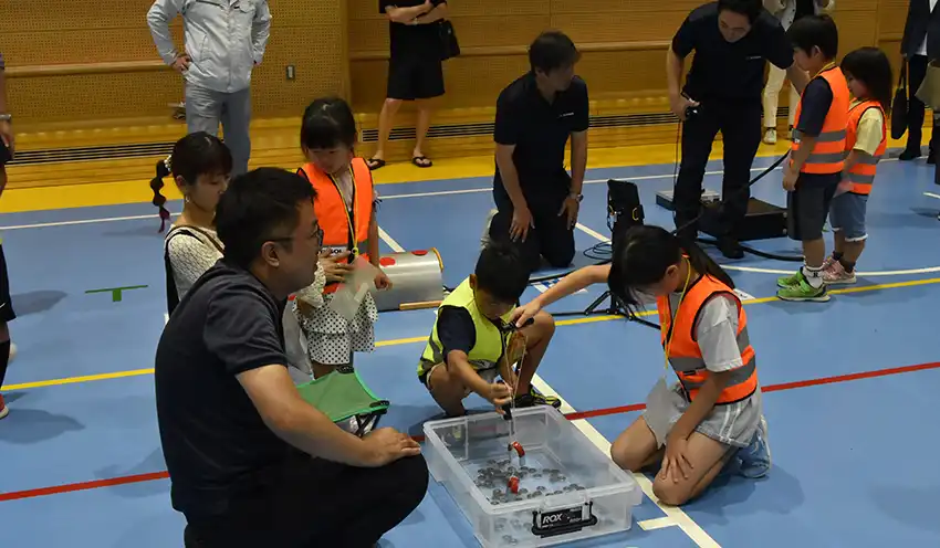 ウィズソルブースで仕事体験する子どもたち（9月15日、山陽高校体育館）