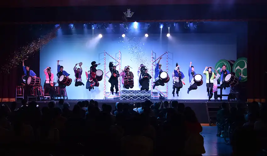 力強い演舞で会場を盛り上げた山陽高校和太鼓部（9月15日、同校体育館）
