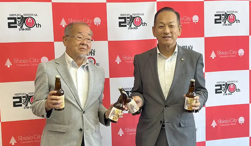完成を祝う井上理事長（左）と山科市長（9月26日、新庄市役所）