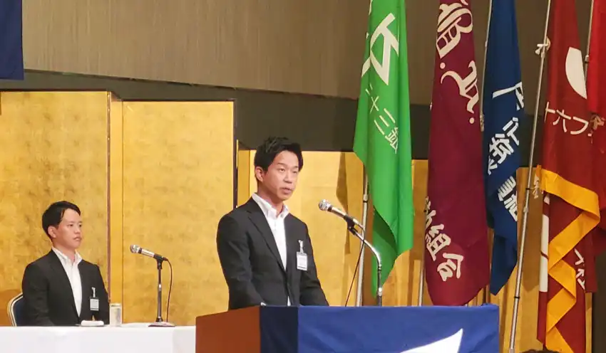 あいさつする寺杣議長（9月12日、アートホテル大阪ベイタワー）