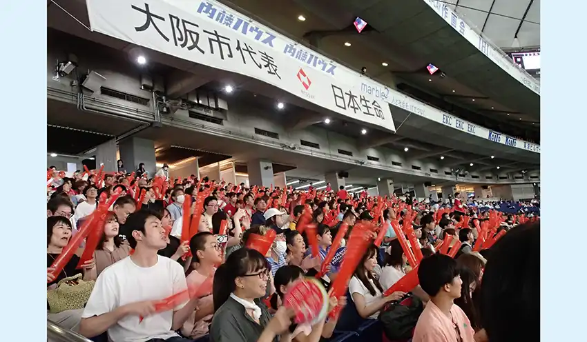 1塁側応援席の日本生命関係者（8月30日、東京ドーム）