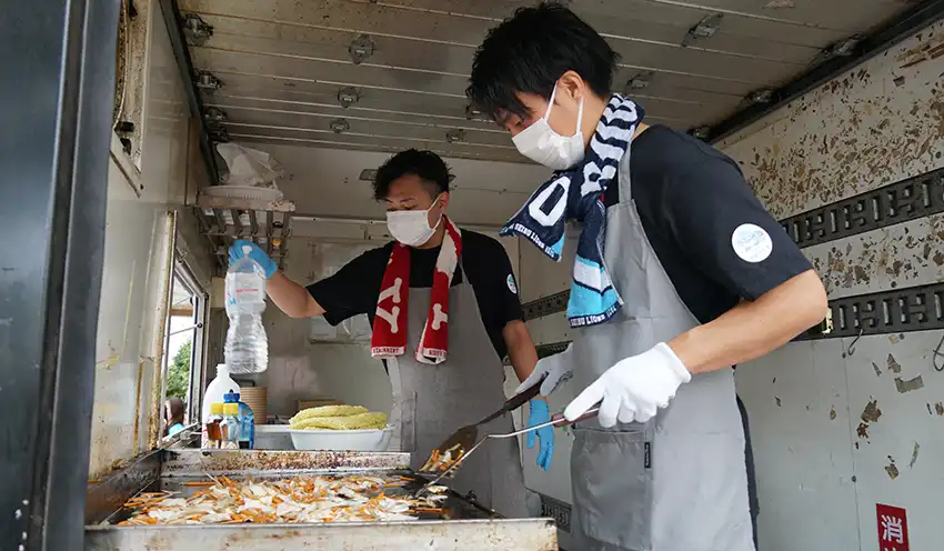 所沢支店の職員が焼きそば調理にも協力した(9月28日、秋草学園短大)