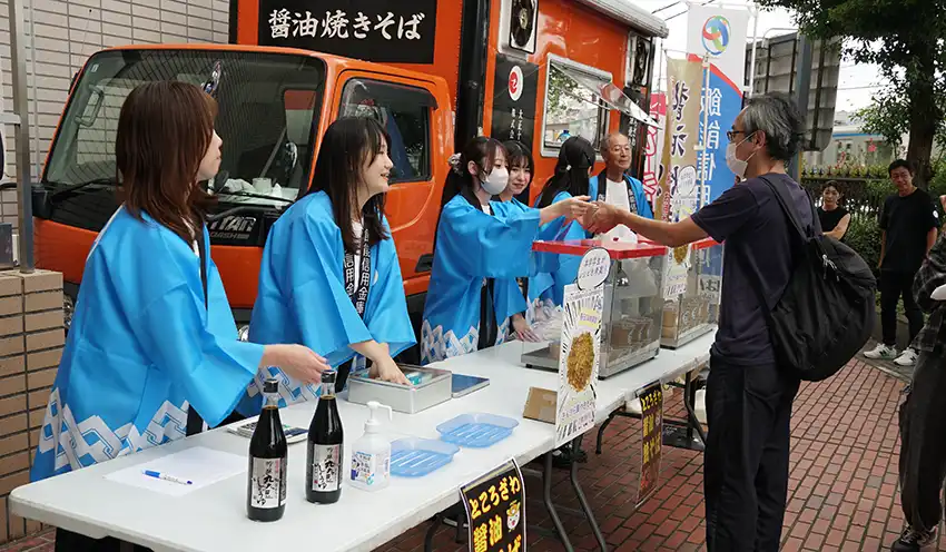 所沢支店の職員が焼きそばの販売に協力した(9月28日、秋草学園短大)