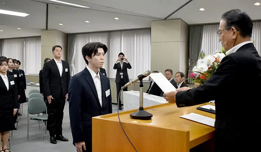 宮澤理事長が内定者の代表に内定通知書を手渡した（10月１日、千葉信金本店）