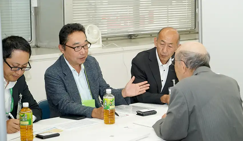 自社の課題について話す参加企業の担当者（左から2人目、10月3日、本店）