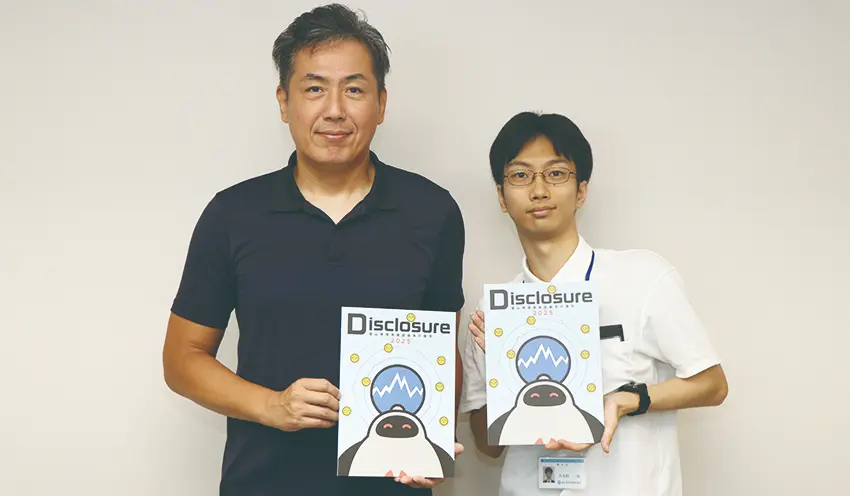 復刊したディスクロ誌を手にする、企画総務部の稗内課長補佐（左）と大毛利一哉主事（9月17日）