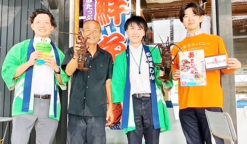 （左から）蒲郡信金ソリューション推進部の加藤健太郎さん、渥美魚市場の清田幸広社長、同信金渥美支店の杉浦申太郎さん、地元カンパニーの落合光平さん（渥美魚市場、蒲郡信金提供）