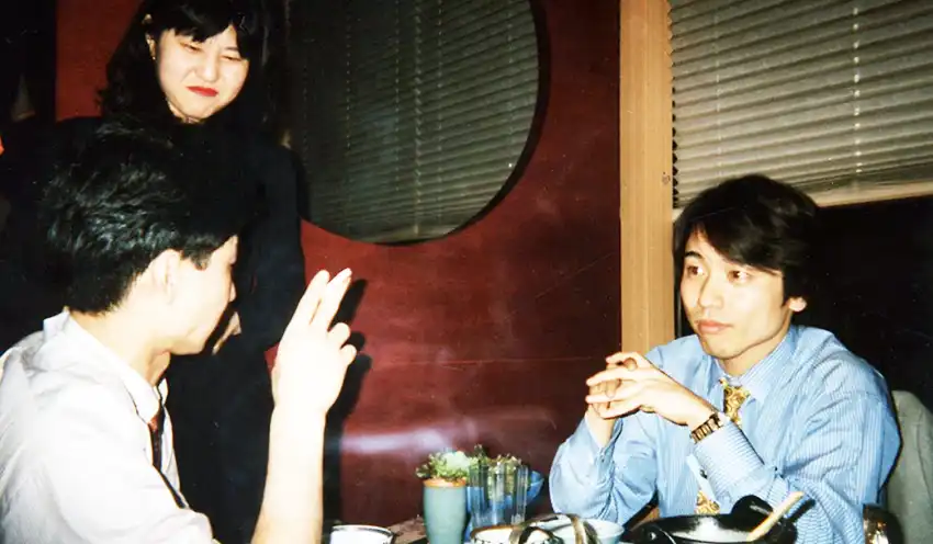 同僚と会食する川上氏（右）。熱意溢れる仲間たちの存在も大きな支えになった（本人提供）