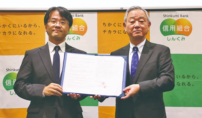 覚書締結式に臨んだ都信協の柳沢祥二会長（右）と日本公庫国民生活事業本部東京地区統轄の阿部武史氏（10月10日、東京都中央区）
