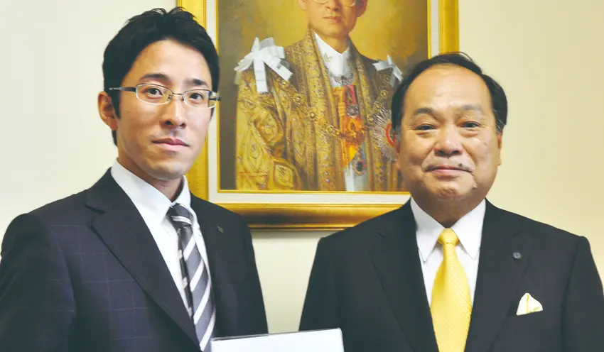 2012年バンコク駐在員事務所開設時の河村氏（左）と大道良夫頭取（当時、同事務所で）
