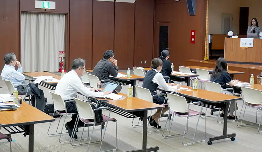 参加者には、気軽に相談する大切さを伝えた（10月20日、鈴鹿市）