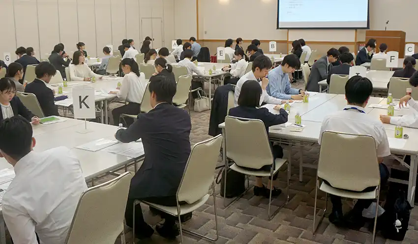 保証業務を学ぶ行職員（10月17日、福井市内、福井県信保協提供）