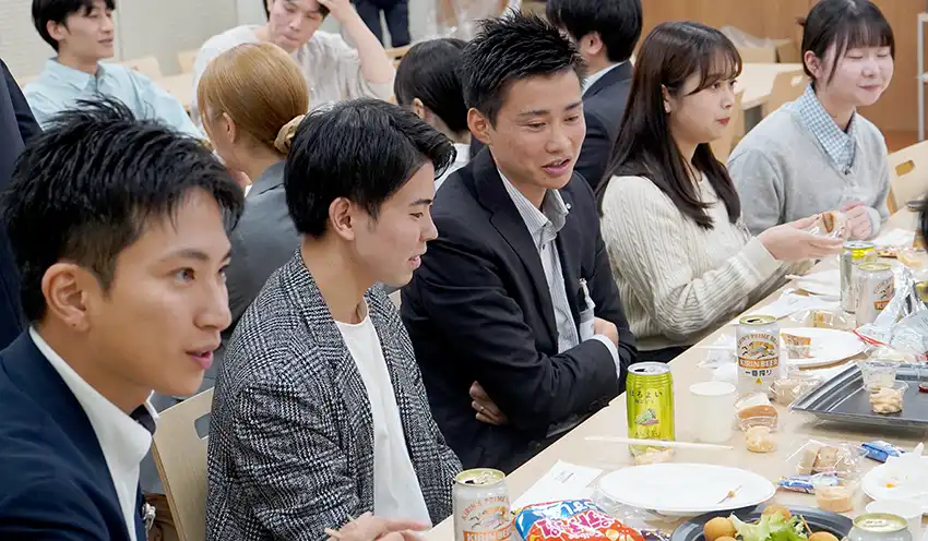 内定者と先輩職員との交流で盛り上がった(10月22日、朝日信金湯島ビル)