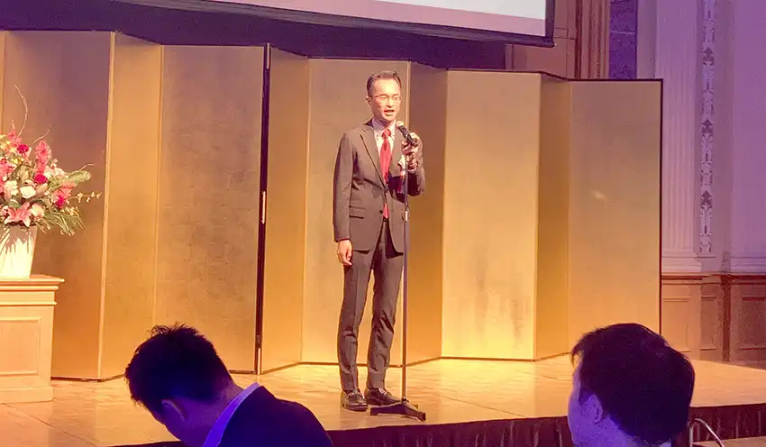 あいさつする篠田社長(10月24日、名古屋マリオットアソシアホテル)