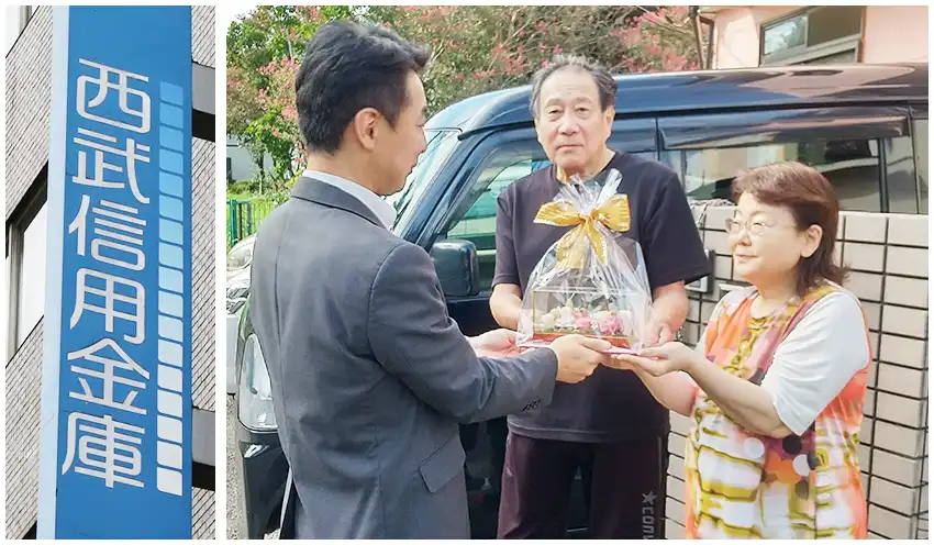プリザーブドフラワーを受け取る住宅ローン完済者（西武信金提供）