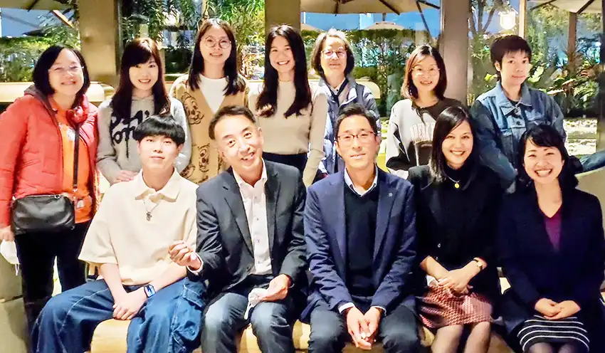 香港支店長時代に撮った現地の行員およびその家族との写真（河村氏は前列左から3人目）