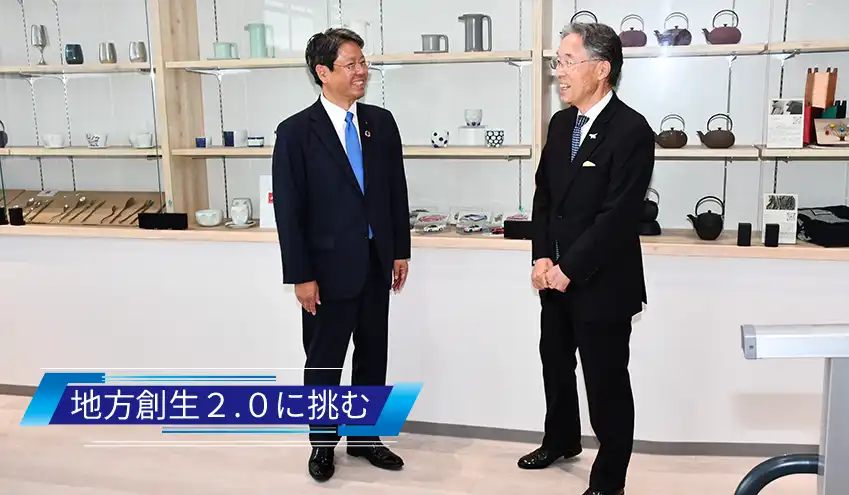 道の駅やまがた蔵王で観光ブランディングについて話す佐藤頭取（左）と長谷川正芳・表蔵王ベルタウン社長（9月11日、山形市内）