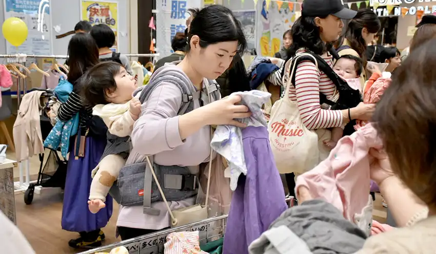 子ども服を見る参加者（10月27日、川崎市）