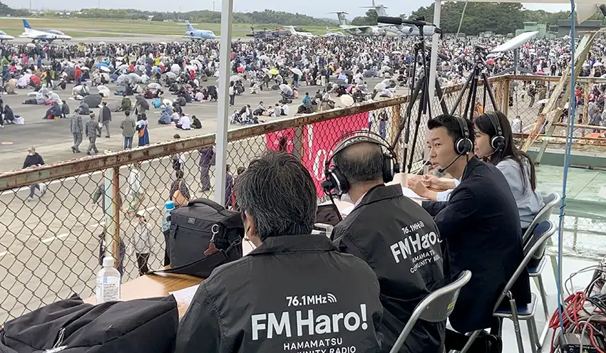 エアフェスタ会場でラジオ放送する行員(奥2人、10月27日、航空自衛隊浜松基地)