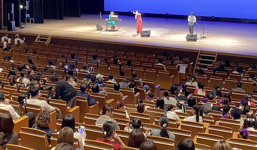 ステージではさまざまなパフォーマンスで多くの家族連れが楽しんでいた（10月25日、高松市内）