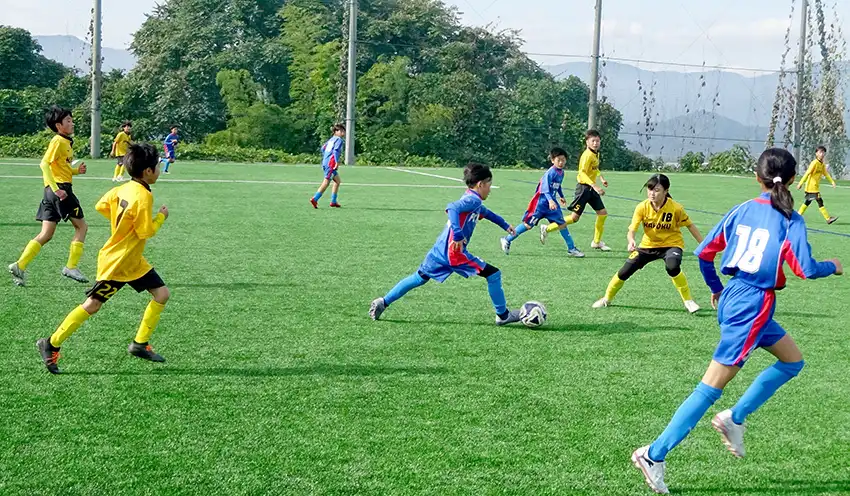 試合に臨む選手ら(10月25日、山形明正高校第1グラウンド、山形信金提供)