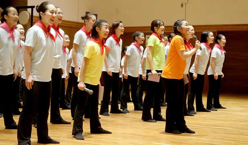 公演するかやの木芸術舞踊学園舞踊ゆきこま会（10月25日、同信金提供）