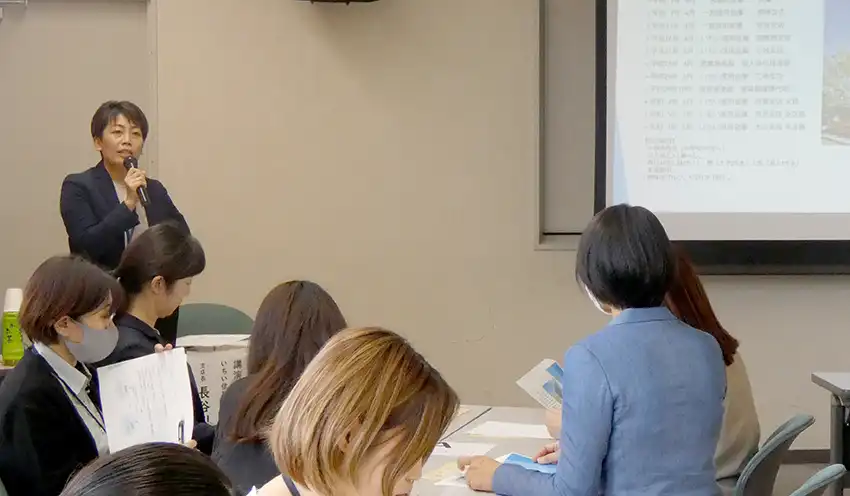 講演で長谷川支店長は自己のキャリアなどを説明した（いちい信金提供）