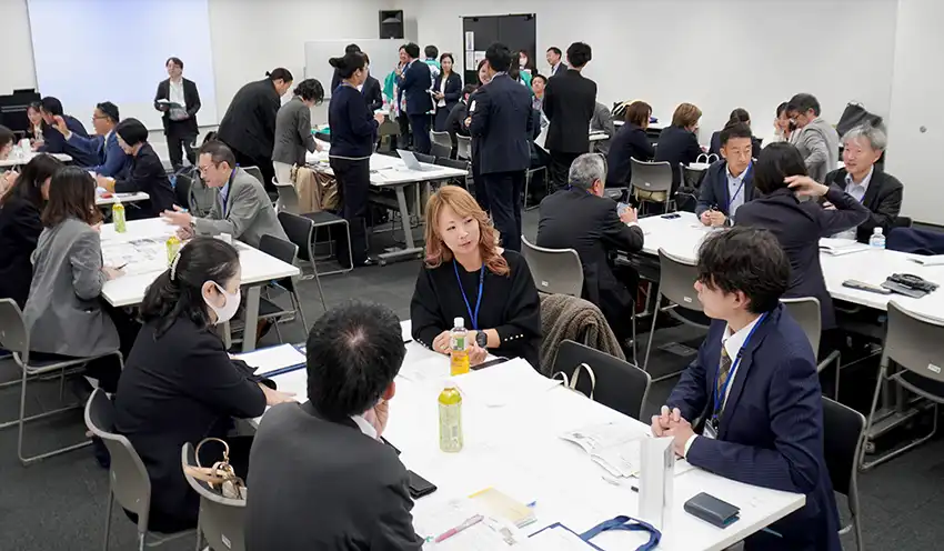 参加者は活発に意見・情報交換を実施した(10月30日、ウインクあいち)