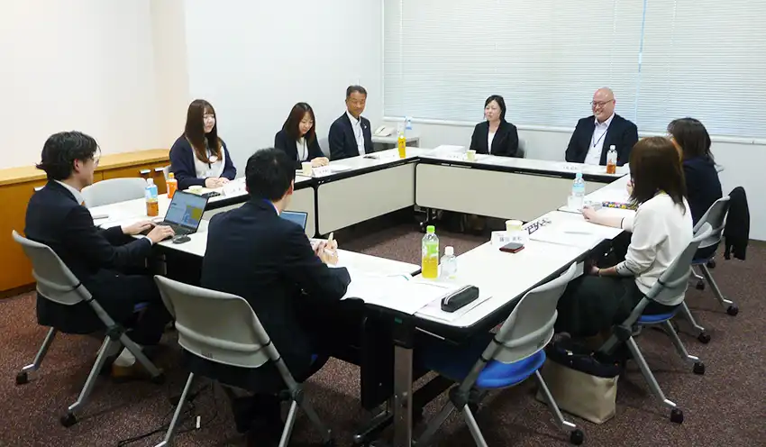 指導員は活発に意見交換を行った(10月30日、JA共済幕張研修センター)