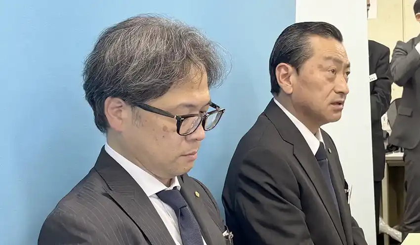 会見に臨む金成理事長(右、10月31日)