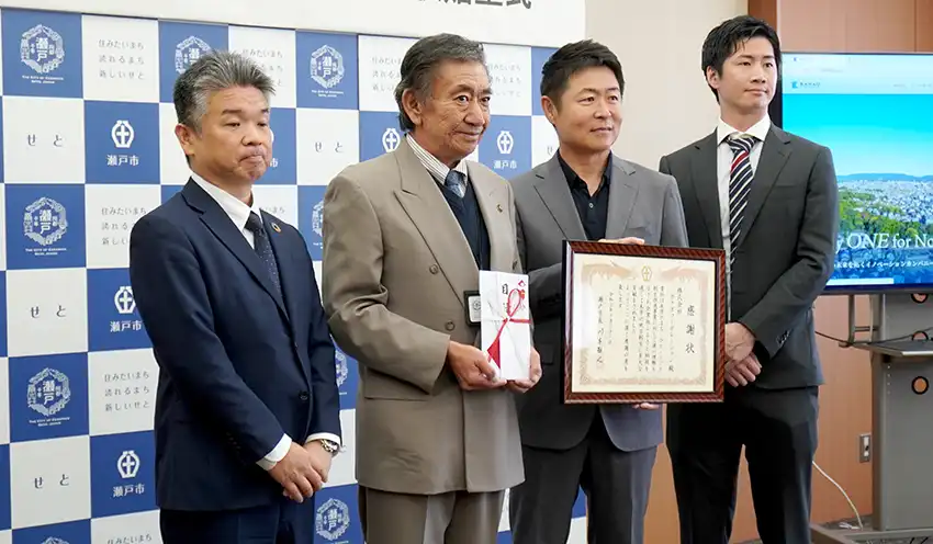 贈呈式に参加した下村ブロック長兼支店長（左端）、川本市長（左から2人目）、林代表取締役（左から3人目、10月31日、瀬戸市役所）