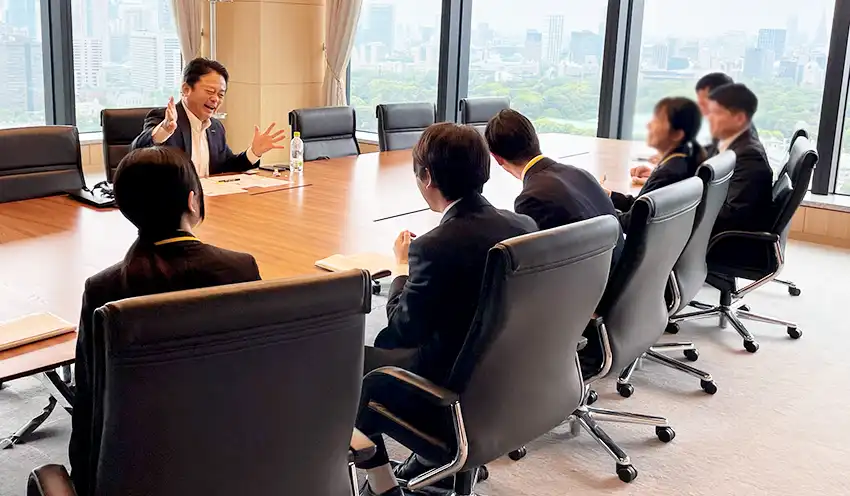 座談会で笑顔を見せる加藤頭取（左奥、みずほFG提供）