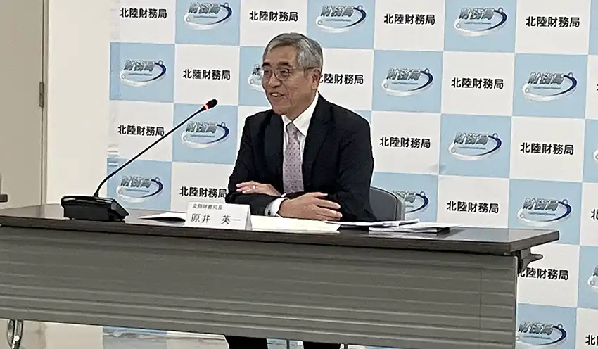 採用活動の強化を強調する原井局長(10月31日、北陸財務局)