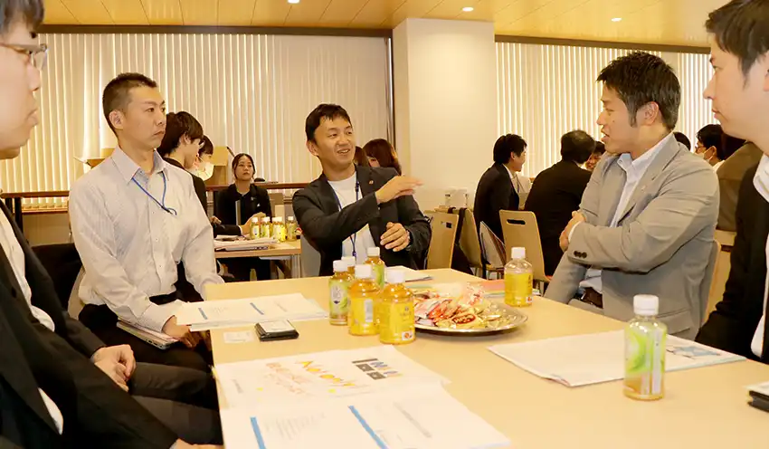 意見交換する石川県信保協とはくさん信金の職員(10月29日、石川県信保協)